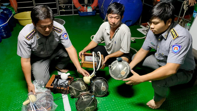 Lực lượng Kiểm ngư Kiên Giang phát hiện 1 tàu cá chở 7 thiết bị giám sát hành trình cho các tàu cá khác. 
