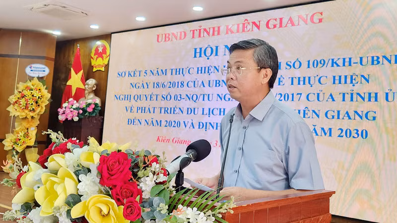 Phó Chủ tịch Ủy ban nhân dân tỉnh Kiên Giang Nguyễn Lưu Trung phát biểu tại hội nghị.