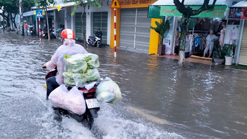 Tuyến đường chính Nguyễn Trung Trực, thành phố Rạch Giá ngập sâu trong biển nước.