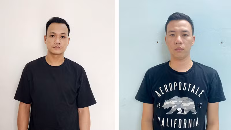 Hai đối tượng Quý và Cường (bên phải) bị tạm giữ về hành vi tổ chức sử dụng trái phép chất ma túy. (Ảnh: VĂN VŨ)