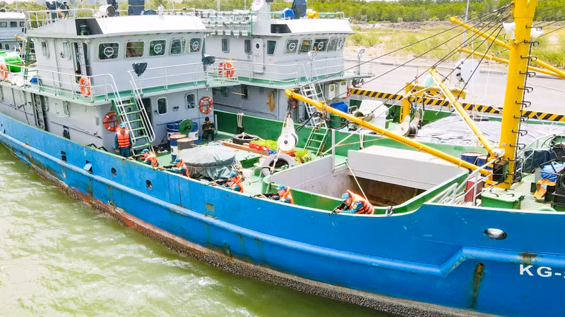 Cán bộ, chiến sĩ Hải đội Dân quân thường trực tỉnh Kiên Giang thực hành huấn luyện các nội dung trên biển.