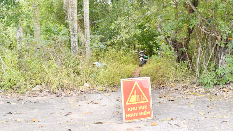 Lực lượng chức năng lắp cảnh báo khu vực nguy hiểm trong Công viên văn hóa An Hòa.