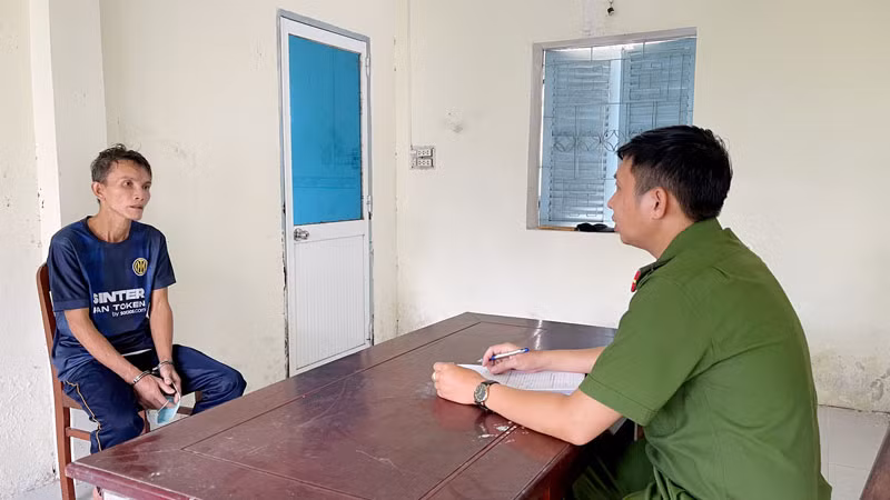 Đối tượng Trịnh Phú Quốc tại Cơ quan Công an huyện Hòn Đất.