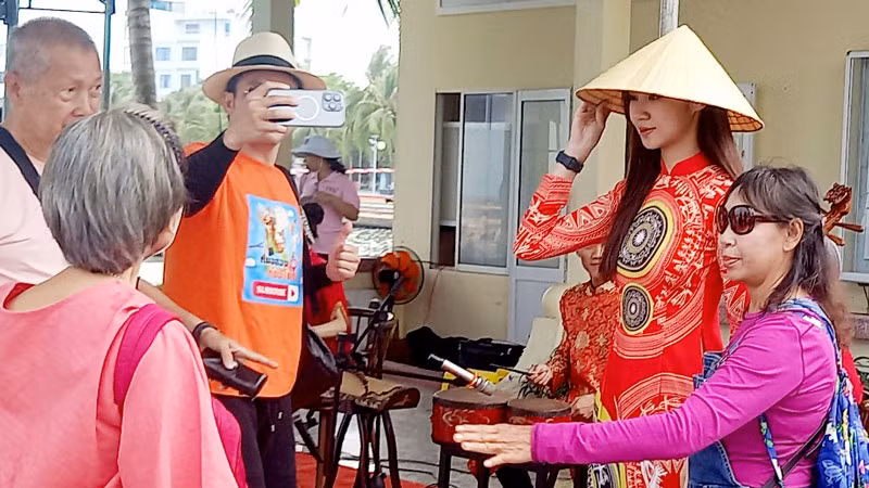 Du khách lên đảo tham quan Phú Quốc.