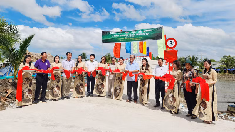 Cắt băng khánh thành cầu.