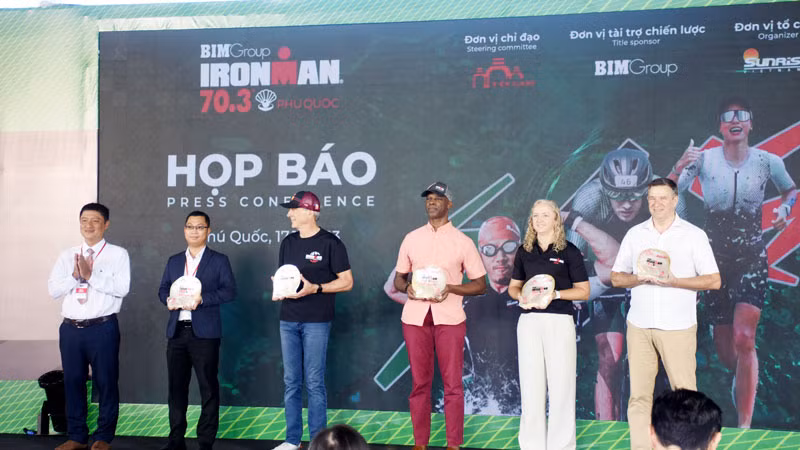 Tặng quà đại biểu tham dự.