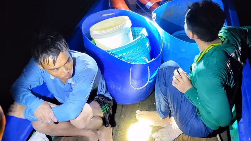 2 trong số 5 người đi trên tàu thu mua hải sản sau khi được cứu. (Ảnh: TIẾN VINH)