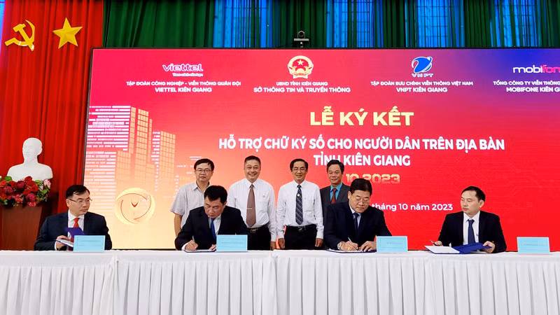 Các đơn vị ký kết, cam kết cung cấp chữ ký số công cộng cho người dân trên địa bàn tỉnh Kiên Giang.