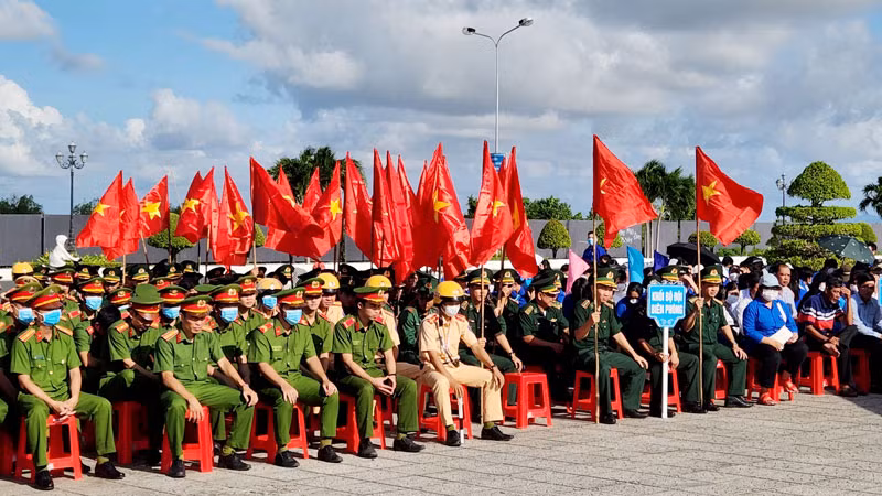 Gần 1.000 đoàn viên thanh niên, lực lượng vũ trang tỉnh Kiên Giang tham gia lễ mít-tinh.