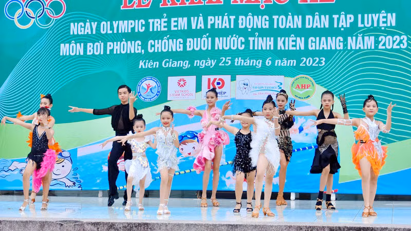 Trẻ em thành phố Rạch Giá, tỉnh Kiên Giang dự khai mạc hè phát động toàn dân tập luyện môn bơi phòng, chống đuối nước năm 2023.