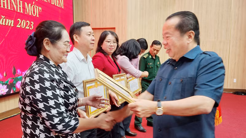 Phó Bí thư Thường trực Tỉnh ủy Kiên Giang Mai Văn Huỳnh tặng bằng khen cho tập thể, cá nhân có thành tích xuất sắc qua 5 triển khai thực hiện Nghị quyết số 35-NQ/TW.