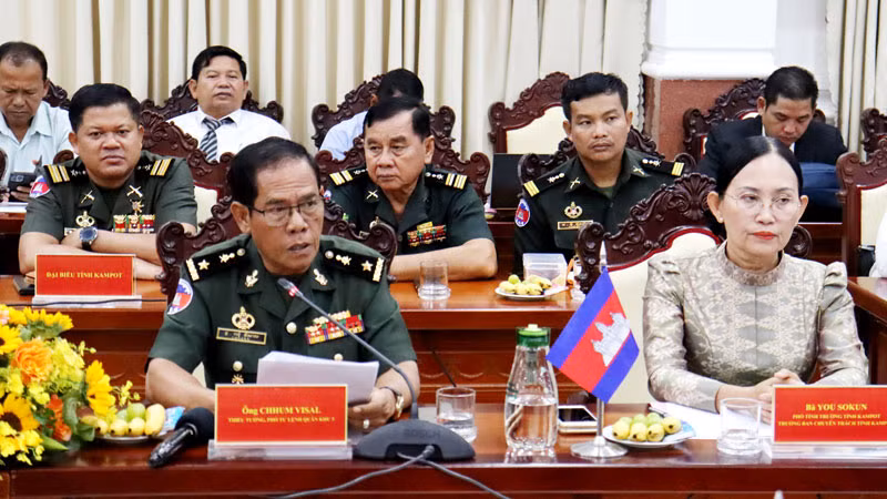 Đại diện Ban chuyên trách các tỉnh của Vương quốc Campuchia phát biểu.