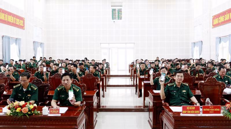 Các đại biểu hưởng ứng tham gia Cuộc thi trực tuyến “Tìm hiểu Luật Biên phòng Việt Nam”.