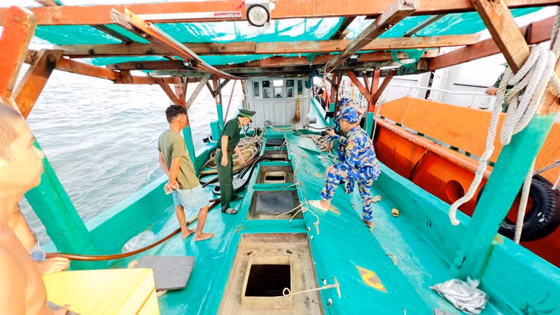 Lực lượng biên phòng kiểm tra tàu KG 91060 TS.