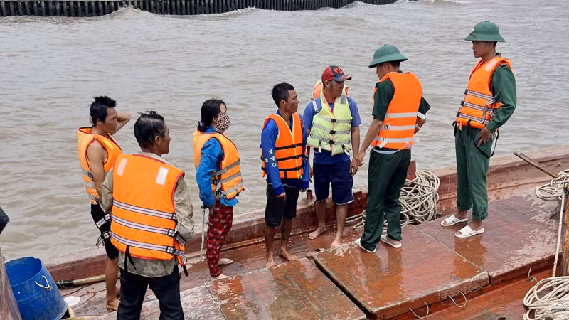 Các nạn nhân được biên phòng đưa vào bờ an toàn.