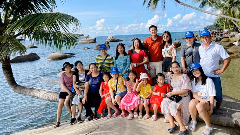 Khách du lịch chụp ảnh lưu niệm ở huyện Kiên Hải, tỉnh Kiên Giang.