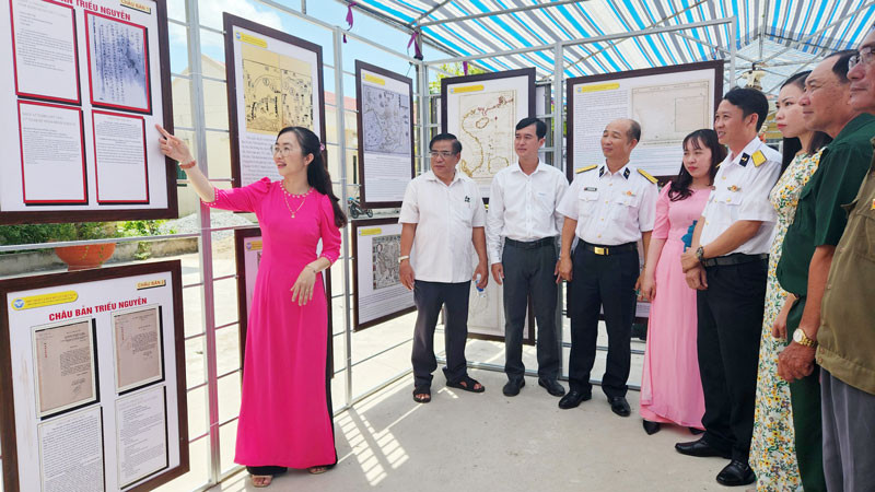 Đại biểu được giới thiệu ảnh triển lãm bản đồ và tư liệu về chủ quyền Hoàng Sa, Trường Sa của Việt Nam. 