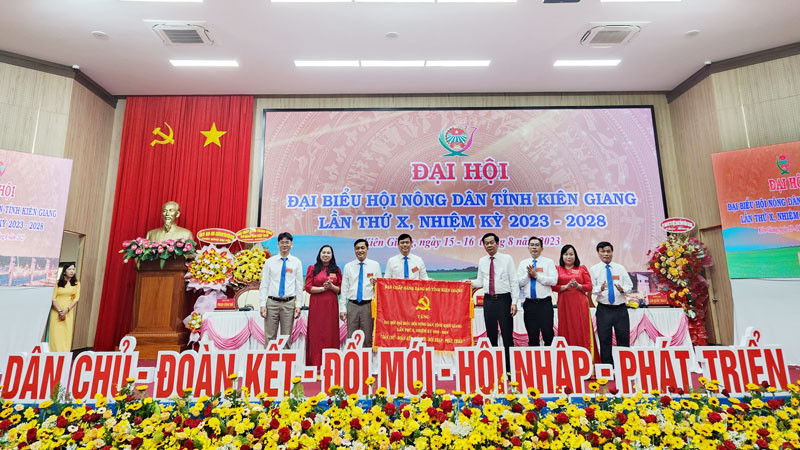 Bí thư Tỉnh ủy Kiên Giang Đỗ Thanh Bình (thứ tư, từ phải qua) trao bức trướng chúc mừng Đại hội.