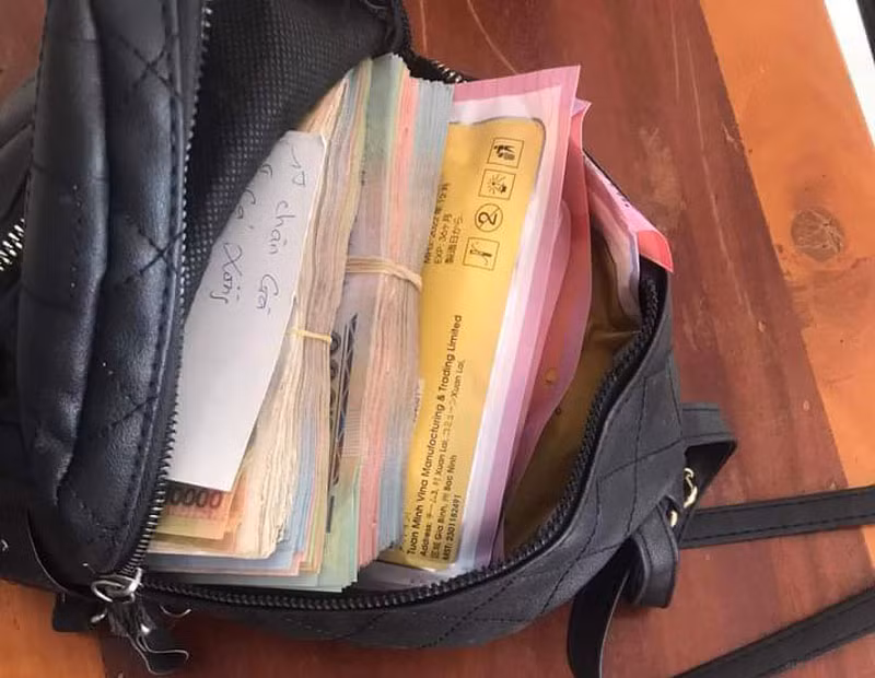 Túi xách của chị Bùi Thị Cẩm Quỳnh do ông Nguyễn Văn Tồn nhặt được.