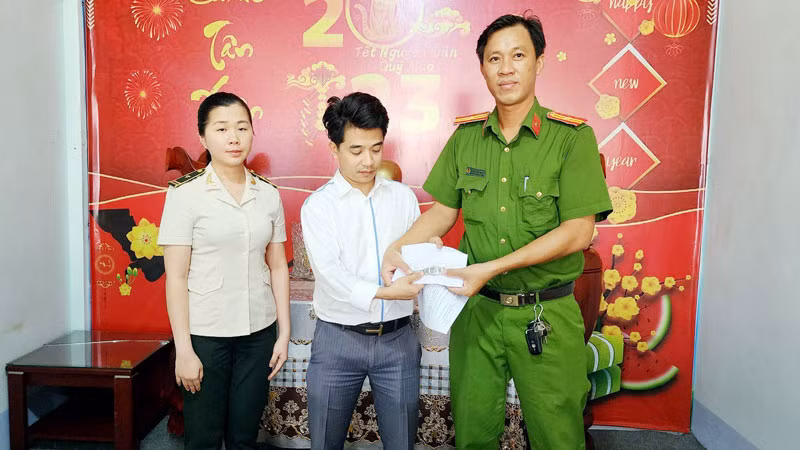 Đại diện Công an xã Dương Tơ và An ninh hàng không Cảng hàng không quốc tế Phú Quốc bàn giao đồng hồ Patek Philippe cho người nhà của chị Mạc Thanh Thảo. (Ảnh: Công an cung cấp)