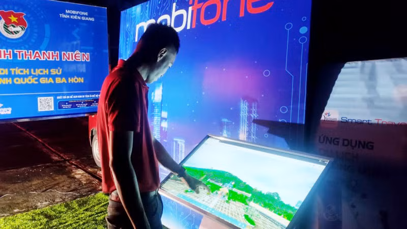 Người dân trải nghiệm dự án “Số hóa di tích lịch sử-thắng cảnh quốc gia Ba Hòn”.