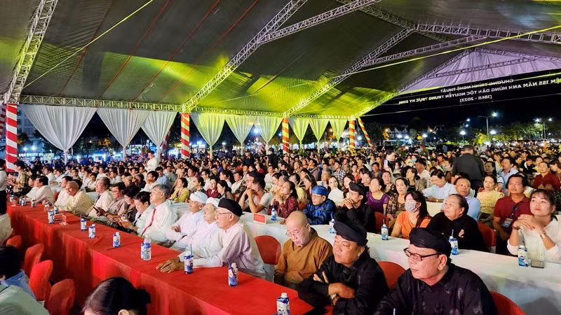 Đông đảo người dân về dự lễ đón nhận Bằng Di sản văn hóa phi vật thể cấp quốc gia “Lễ hội Đình thần Nguyễn Trung Trực-thành phố Rạch Giá, tỉnh Kiên Giang”, tối 10/10.