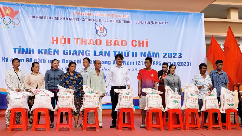 Ban tổ chức tặng quà cho hộ nghèo trên địa bàn xã Thổ Sơn, huyện Hòn Đất, tỉnh Kiên Giang.