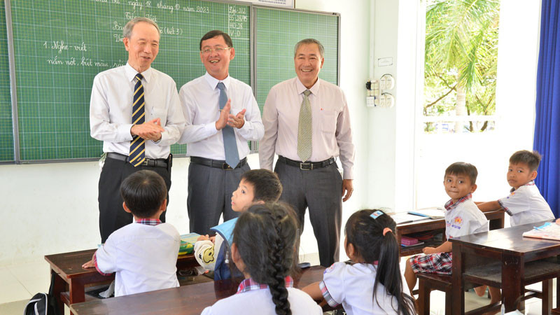 Ông Ono Masuo (bìa trái), Tổng Lãnh sự Nhật Bản tại Thành phố Hồ Chí Minh cùng lãnh đạo địa phương thăm lớp học tại Trường tiểu học Ngọc Chúc 1, xã Ngọc Chúc, huyện Giồng Riềng, tỉnh Kiên Giang. 