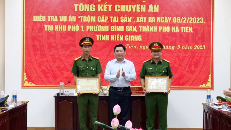 Lãnh đạo Ủy ban nhân dân thành phố Hà Tiên trao bằng khen của Chủ tịch Ủy ban nhân dân tỉnh Kiên Giang cho các cá nhân. (Ảnh: Công an cung cấp)