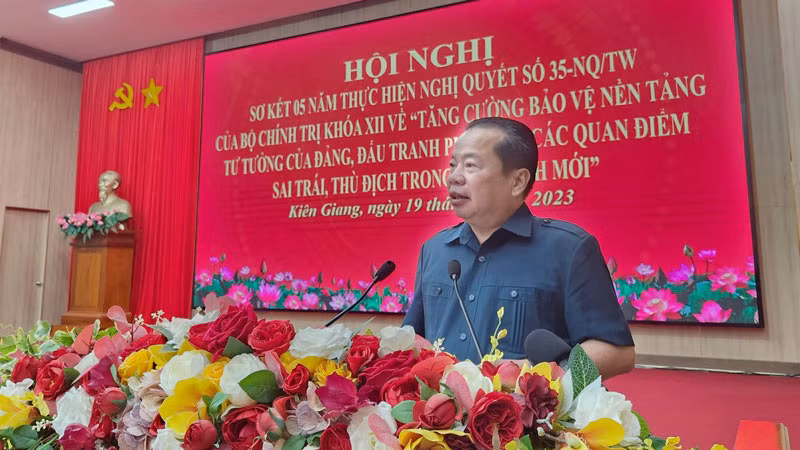 Phó Bí thư Thường trực Tỉnh ủy Kiên Giang Mai Văn Huỳnh phát biểu tại hội nghị.