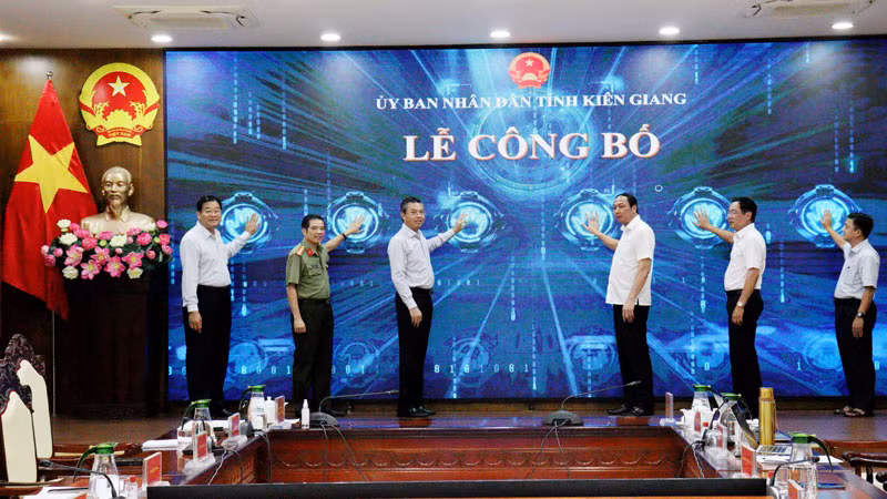 Chủ tịch Ủy ban nhân dân tỉnh Kiên Giang Lâm Minh Thành (thứ ba, từ phải qua), Trưởng Ban Chỉ đạo Chuyển đổi số tỉnh và các đại biểu thực hiện nghi thức vận hành chính thức nền tảng Văn phòng điện tử tỉnh Kiên Giang.