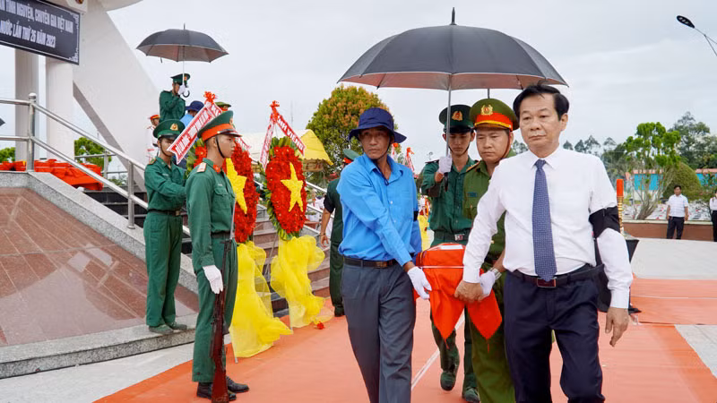 Lãnh đạo tỉnh Kiên Giang thực hiện nghi thức an táng tại Nghĩa trang liệt sĩ huyện Hòn Đất, tỉnh Kiên Giang, ngày 27/7.