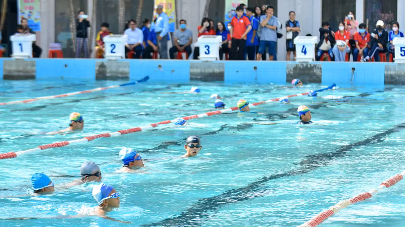 Trẻ em trình diễn bơi sau lễ khai mạc hè tỉnh Kiên Giang năm 2023.