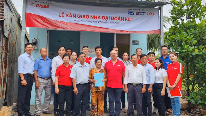 Bàn giao nhà đại đoàn kết cho bà Trần Thị Lý (72 tuổi), ngụ ấp Ba Núi, xã Bình An, huyện Kiên Lương, tỉnh Kiên Giang. 