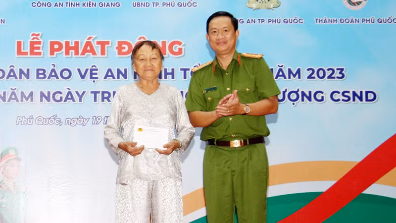 Đại tá Nguyễn Nhật Trường, Phó Giám đốc Công an tỉnh Kiên Giang trao quà tặng cựu tù chính trị đang sinh sống trên địa bàn thành phố Phú Quốc. (Ảnh: Công an cung cấp)