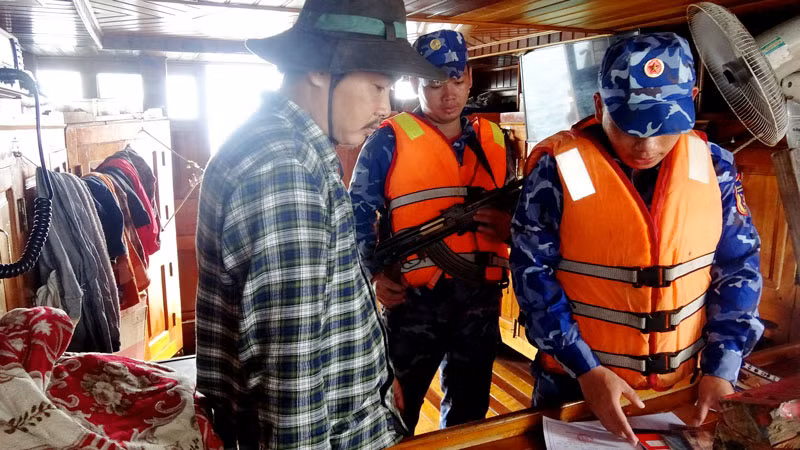 Lực lượng thuộc Bộ Tư lệnh Vùng Cảnh sát biển 4 làm việc với thuyền trưởng tàu BT 92009 TS.