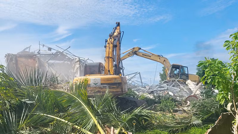 Phương tiện thực hiện cưỡng chế biệt thự xây dựng trái phép.