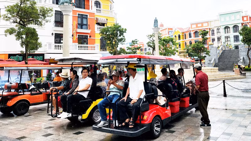 Khách du lịch tại thành phố Phú Quốc, tỉnh Kiên Giang. Khách du lịch tại thành phố Phú Quốc, tỉnh Kiên Giang.