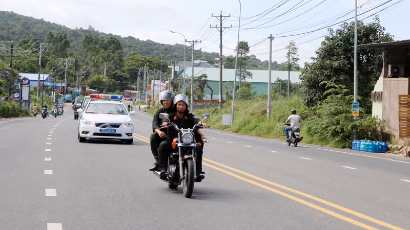 Đại đội Cảnh sát cơ động phối hợp lực lượng Công an thành phố Phú Quốc tuần tra, kiểm soát địa bàn.