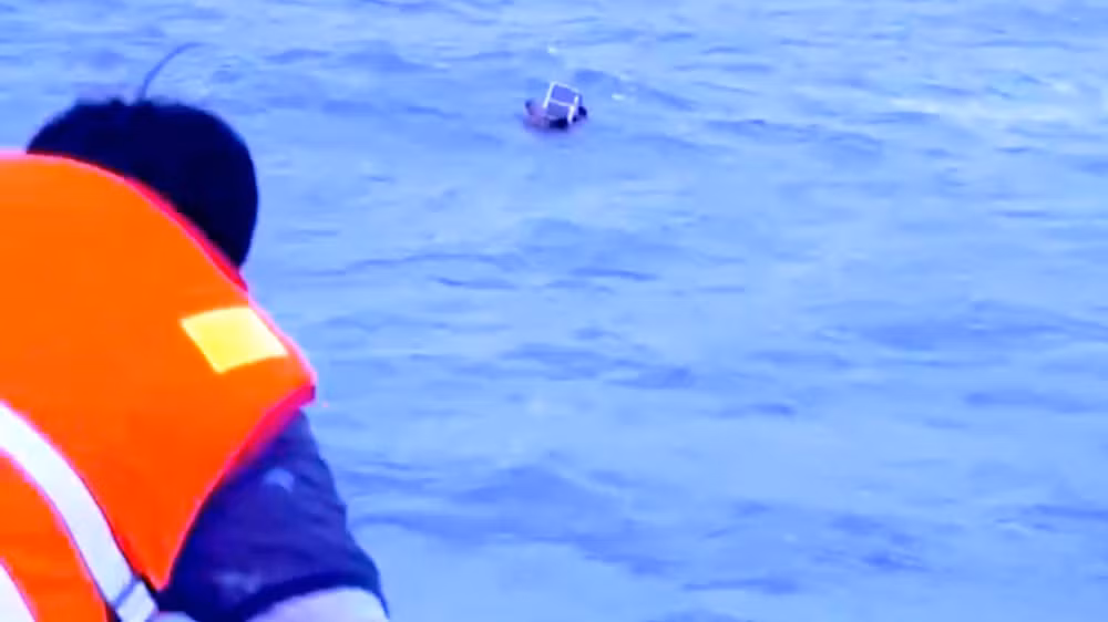 Lực lượng Bộ đội Biên phòng tiếp cận ngư dân gặp nạn trên biển. (Ảnh: Biên phòng Kiên Giang cung cấp).