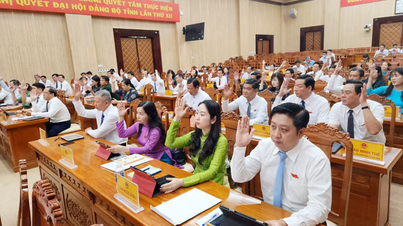 Đại biểu biểu quyết thông qua nghị quyết Hội đồng nhân dân tỉnh Kiên Giang.