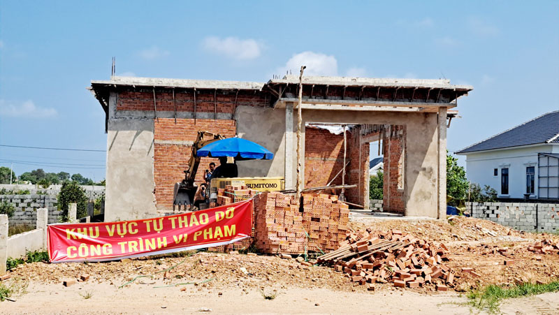Chủ tịch Ủy ban nhân dân thành phố Phú Quốc Huỳnh Quang Hưng bị kỷ luật do vi phạm, khuyết điểm trong công tác lãnh đạo, chỉ đạo, tổ chức thực hiện về quản lý, sử dụng đất đai. 