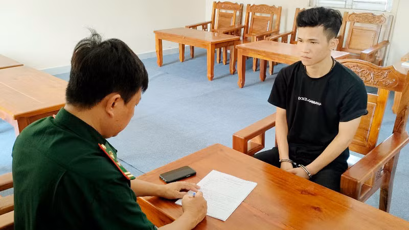 Lực lượng Biên phòng lấy lời khai của đối tượng Phạm Văn Trưởng. 