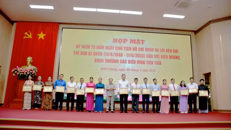 Lãnh đạo tỉnh Kiên Giang tặng bằng khen cho các tập thể, cá nhân là gương điển hình tiên tiến tiêu biểu trong các phong trào thi đua yêu nước. 