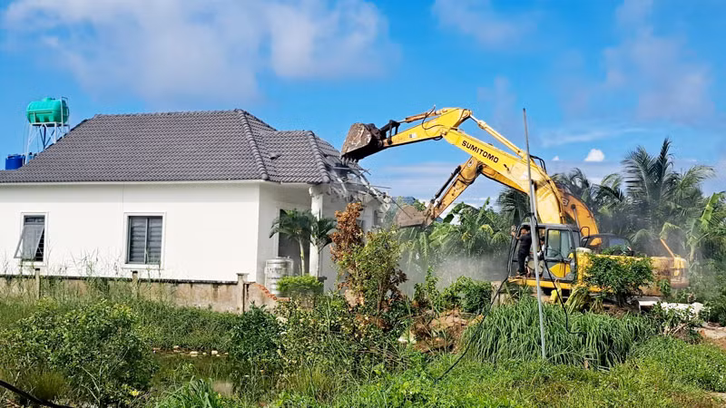 Cơ quan chức năng đang thực hiện phá dỡ 14 căn biệt thự.