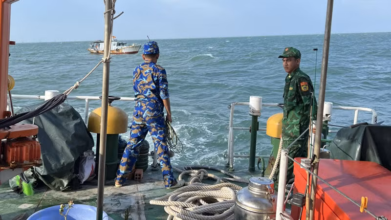 Tàu cứu nạn thuộc Bộ đội Biên phòng Kiên Giang lai dắt tàu gặp nạn trên biển về nơi an toàn. (Ảnh: TIẾN VINH)
