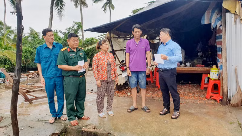 Quân đội và chính quyền các địa phương ở Kiên Giang kịp thời động viên, hỗ trợ người dân bị ảnh hưởng của bão.