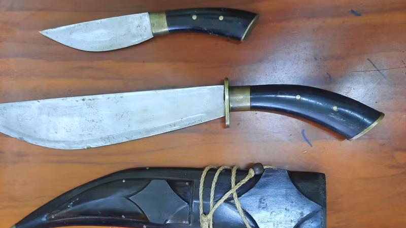 Tang vật thu được là 2 dao tự chế, 1 súng dạng bắn đạn pháo, 1 bộ dụng cụ sử dụng ma túy.