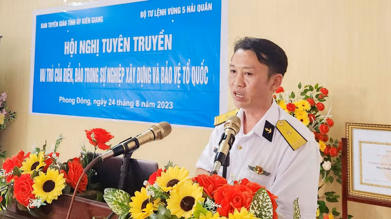 Đại diện Bộ Tư lệnh Vùng 5 Hải quân tuyên truyền về vai trò, vị trí chiến lược của biển, đảo Việt Nam nói chung và vùng biển Tây Nam trong sự nghiệp xây dựng và bảo vệ Tổ quốc.