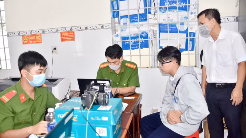 Công an Kiên Giang thu nhận và kích hoạt tài khoản định danh điện tử cho người dân.